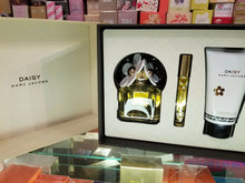 Load image into Gallery viewer, Marc Jacobs Daisy for Women 3.4 oz EDT Spray 5.1 oz Lotion .33 EDT 3 PC Gift Set - Perfume Gallery